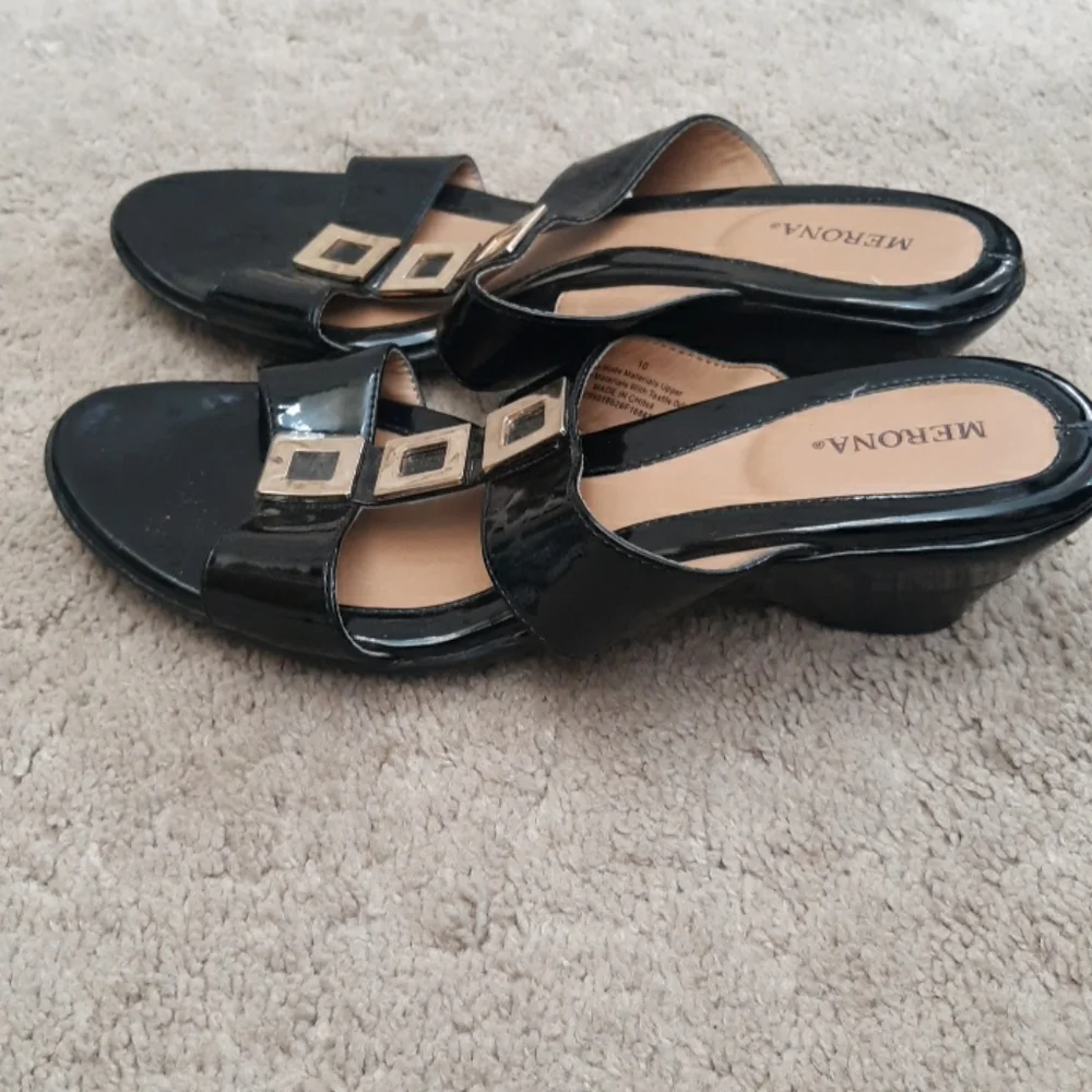 New black sandles - Picture 2 of 4